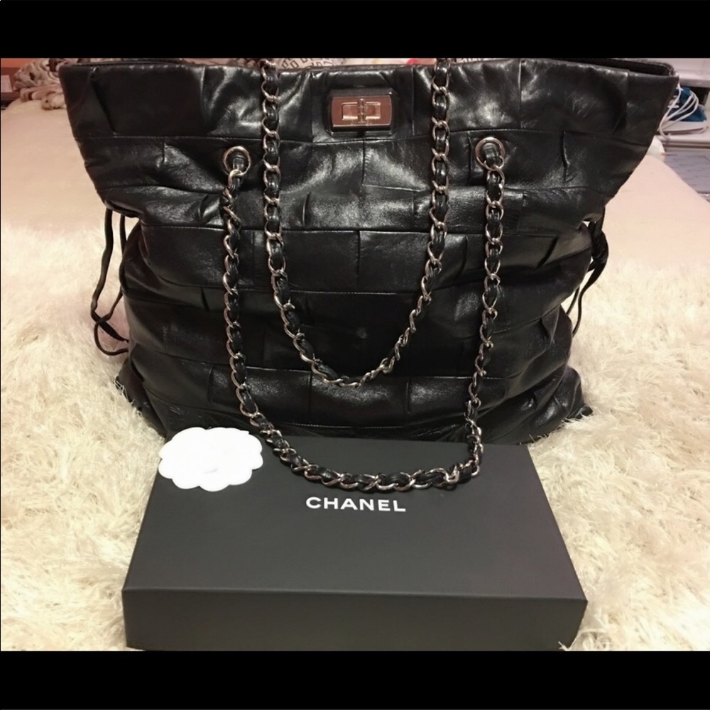 🌺SOLD 🌺Chanel glazed leather shoulder tote - Picture 2 of 11